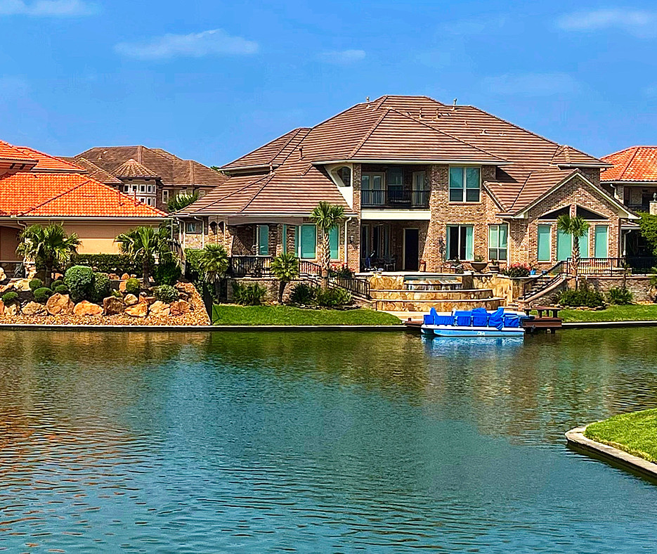 Luxury Neighborhood with manmade lake